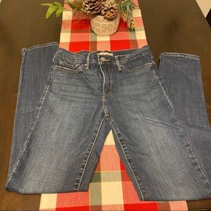 Women’s Levi’s jeans